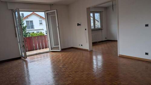 Wohnzimmer mit Balkonzugang - Helle 4-Zimmer-Wohnung mit Balkon in familienfreundlicher Lage - sofort verfügbar