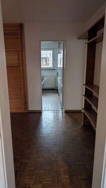 Flur mit Blick zur Küche - 