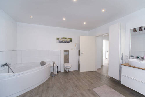 großes Badezimmer - 