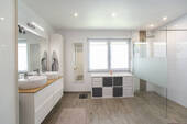 mit Waschtisch und Walk-In-Dusche - 