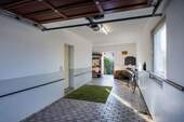 Blick in die Garage - Einfamilienhaus mit 176,00 m&sup2; in Halle - Künsebeck zur Miete
