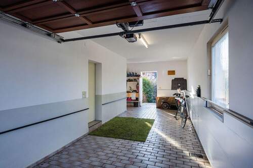 Blick in die Garage - Einfamilienhaus mit 176,00 m&sup2; in Halle - Künsebeck zur Miete