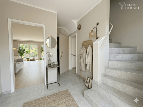 EG Diele mit Blick ins Wohnzimmer - Beispiel Foto fertig renoviert - Mehrfamilienhaus, Wohnhaus mit 135,90 m&sup2; in Köln zum Kaufen