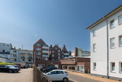 Rückansicht und Parkplätze - 2 Zimmer Einfamilienhaus zum Kaufen in Elmshorn