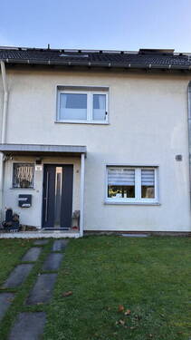 Hausansicht zur ruhigen Straße - 