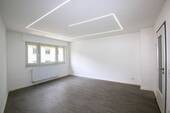 Wohnzimmer - Urbaner Wohntraum mit Tiefgarage: 2-Zimmer kernsaniert - ideal für Paare, Single oder Investment