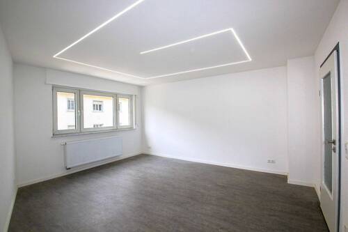 Wohnzimmer - Urbaner Wohntraum mit Tiefgarage: 2-Zimmer kernsaniert - ideal für Paare, Single oder Investment