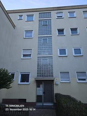 Haus Eingang - 3 Zimmer Etagenwohnung zum Kaufen in Nürnberg