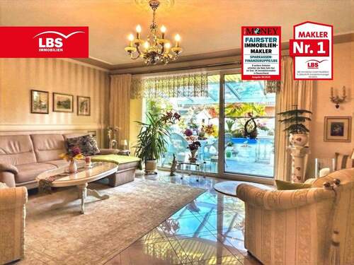 Wohnzimmer mit Pool- und Terrassenblick - Sichern Sie sich Ihr Traumhaus!