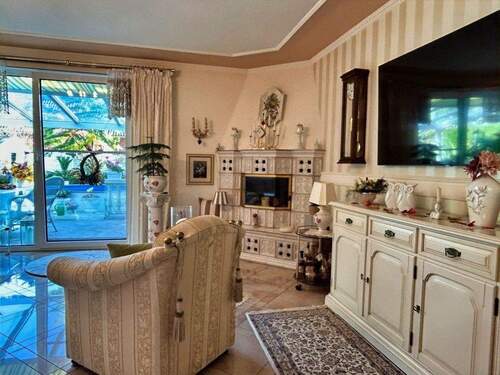 Wohnzimmer mit Kamin - Doppelhaushälfte mit 147,00 m&sup2; in Berlin zum Kaufen