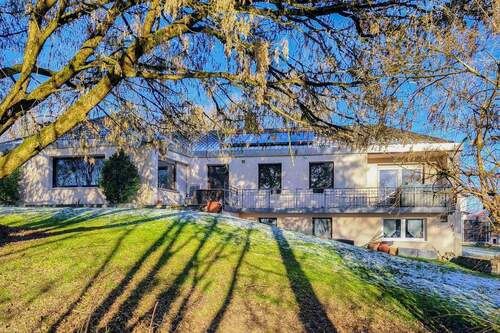 Außenaufnahme Seite - Exklusiver Bungalow in exklusiver Lage - mit Einliegerwohnung & parkähnlichem Grundstück