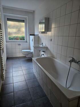 Bad - Etagenwohnung mit 100,00 m&sup2; in Hildesheim zur Miete