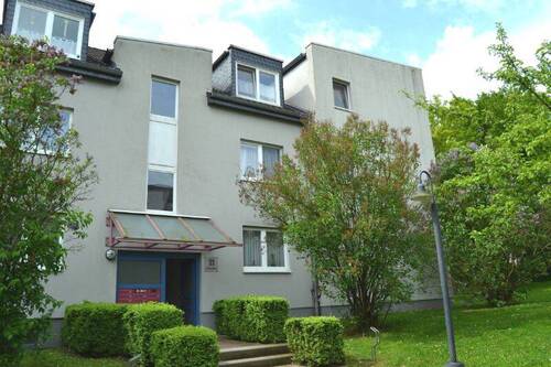 Lindenallee 21 - Vorderansicht eines hellgrauverputzten Gebäudes mit Treppenanlage zur Eingangstür mit Glasvordach - Ideal für Zwei: 2-Zimmerwohnung am Baunsberg mit Sonnenbalkon