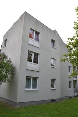 Lindenallee 21 - Blick aus der Grünanlage mit altem Baumbestand auf ein mehrgeschossigen Wohngebäudes mit markanter Architektur und Balkonen - 2 Zimmer Etagenwohnung zur Miete in Baunatal