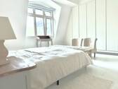 Schlafzimmer mit maßgefertigten Einbauschränken - 5 Zimmer Etagenwohnung zur Miete in Potsdam