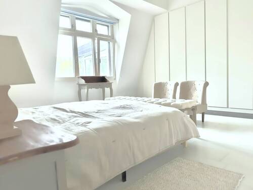 Schlafzimmer mit maßgefertigten Einbauschränken - 5 Zimmer Etagenwohnung zur Miete in Potsdam