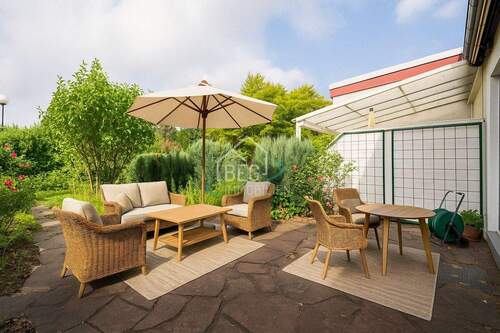 Virtuelle Möblierung - Helles Zuhause mit Gartenidylle - Terrasse, Hobbyraum und Familienkomfort