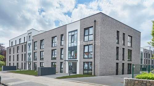 Außenansicht - + Modernes Wohnen, Terrasse und Blick ins Grüne +