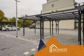 Parkplatz mit Carports - 