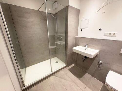 neues Bad mit Dusche - 3 Zimmer Etagenwohnung in Köln