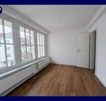 Hell & Renoviert! 3 Zimmer + Esszimmer, Vinyl-Boden, Tageslichtbad + 2 Abstellräume + gute Lage - Rostock Stadtmitte