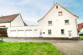 Haus Vorderansicht + Garagen - 8 Zimmer Mehrfamilienhaus, Wohnhaus zum Kaufen in Bisingen