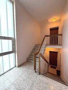 freundliches Treppenhaus - 3 Zimmer Etagenwohnung in Hamburg