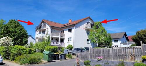 B 2 - Hausansicht mit Pfeil.jpg - 2 ZKB - Eigentumswohnung mit Blick über Bad Emstal