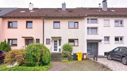 Frontansicht + Stellplatz - Familienfreundliches Reihenmittelhaus in ruhiger Lage mit Garten