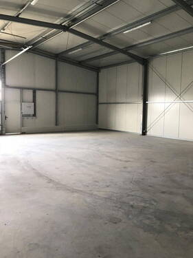 Bild 1 - 180m² isolierte Lagerhalle mit großem Tor