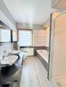 Modernisiertes Vollbad mit 2 Waschbecken - 