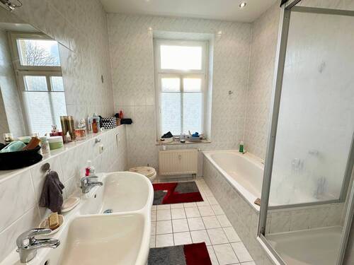 eines der beiden Bäder - 