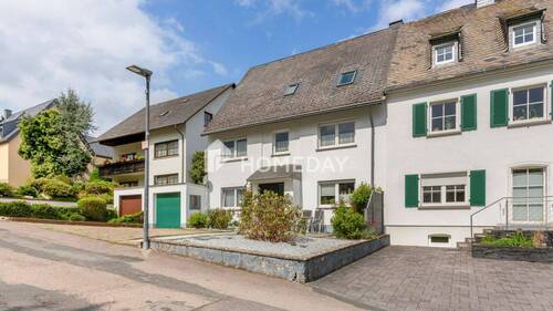 Außenansicht 2 - Wohnraum für Generationen: Großzügiges Haus mit Garage und weitläufigem Gartenareal in Trier