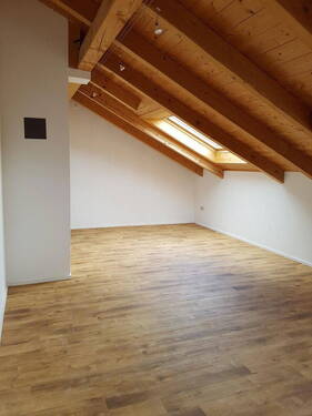 Wohnzimmer - Helle, großzügige Dachgeschosswohnung mit Balkon (ruhig und doch zentral)