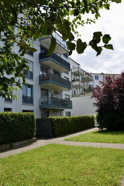 hintere Hausansicht - Etagenwohnung mit 148,00 m² in Rostock zum Kaufen