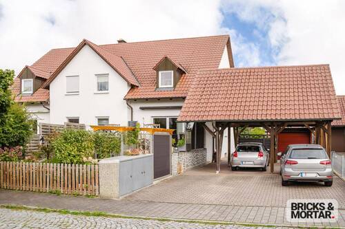 Ansicht Haus - Charmante 3-Zimmer-Wohnung mit Garten und Carport in Regenstauf-Diesenbach