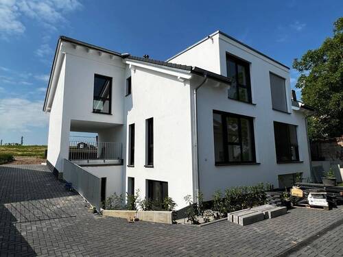 Rückansicht/Doppelhaushälfte - Neuwertige Doppelhaushälfte mit Carport in TOP-Lage von Mainz-Weisenau zu vermieten!