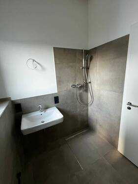 Bad OG Wanne u. Dusche - 