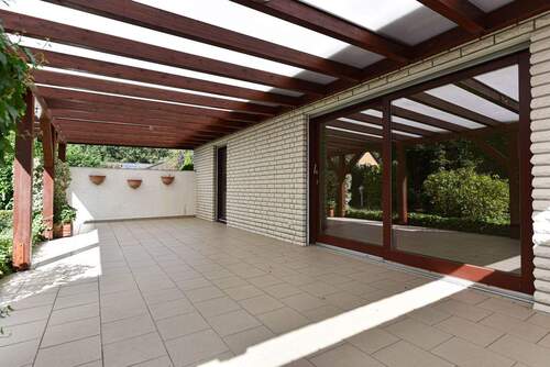 vollständig überdacht und gefliest - 