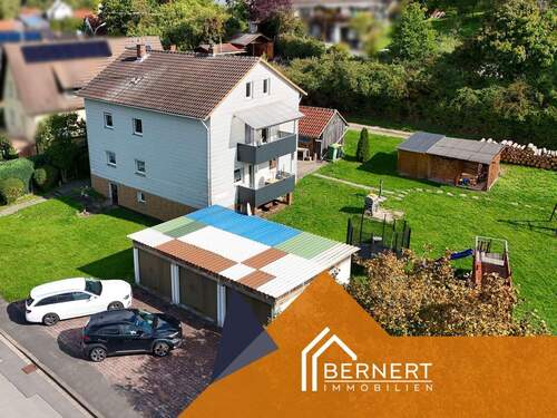 Seitenansicht - Zweifamilienhaus mit großem Grundstück in bevorzugter Lage bei Coburg