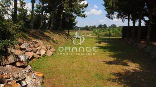 zweite Auffahrt im Norden des Grundstücks und Feldweg zum Wald - 