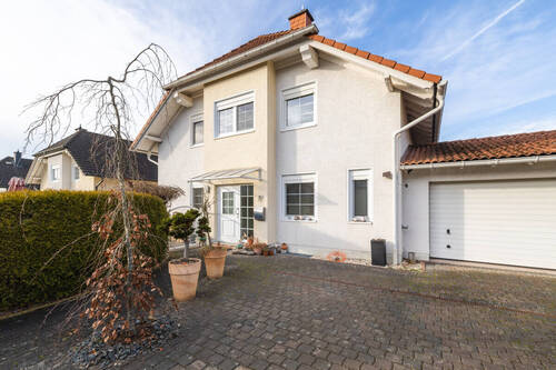 Einfahrt zur Garage - Einfamilienhaus mit Einliegerwohnung, Doppelgarage und Garten. Willkommen in Horhausen!