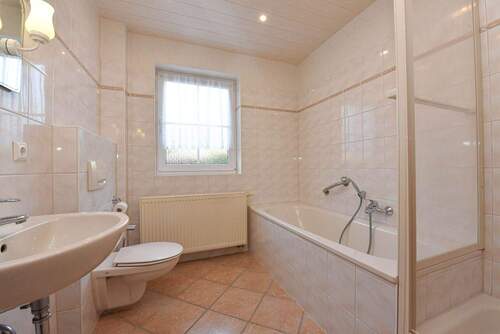 zeitlos gefliestes Vollbad - 