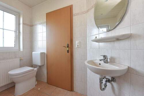 Gästebad mit Dusche und Fenster - 