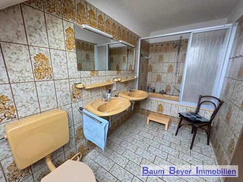 Badezimmer mit Badewanne - 