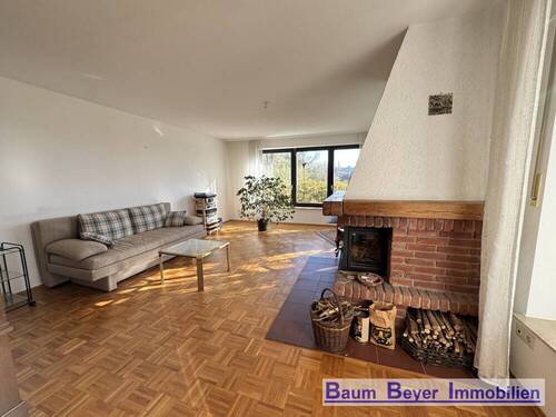 Wohnzimmer mit Kamin - Einfamilienhaus mit 250,00 m&sup2; in Göttingen zum Kaufen