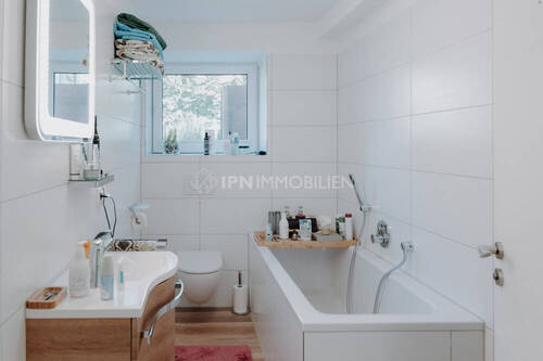 Badezimmer mit Wanne - 