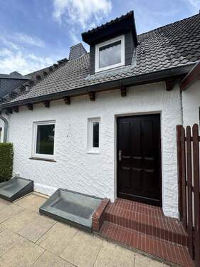 1b. Eingangsbereich außen - 3 Zimmer Reihenmittelhaus in Hamburg-Eißendorf