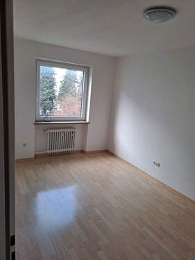 Schlafzimmer-vorne - 2 Zimmer Etagenwohnung in München