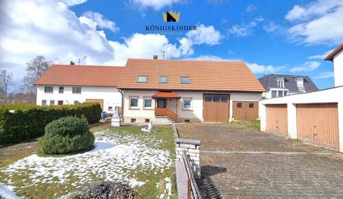 Großes Grundstück vor dem Haus - 